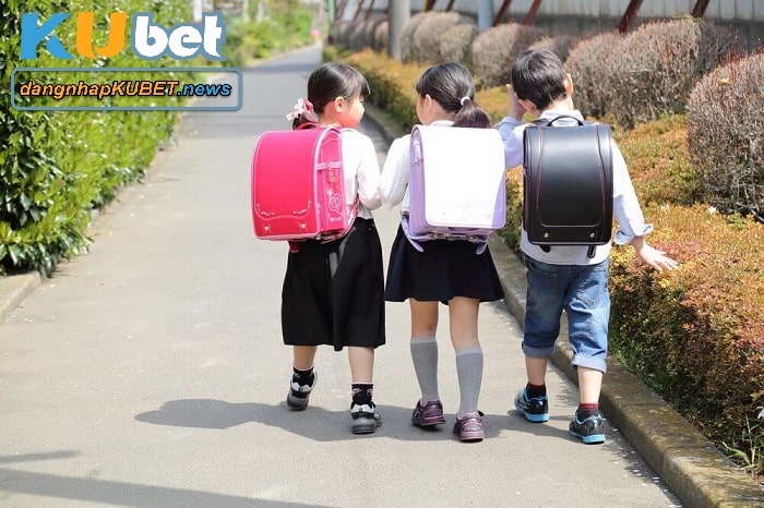 Mơ thấy thi đại học là điềm báo về sự hạnh phúc và vui vẻ.